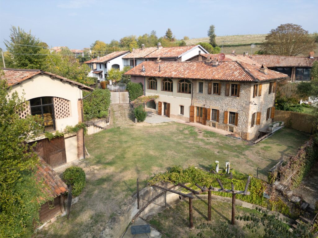 Tavolo in ferro battuto in giardino con vino e calici
