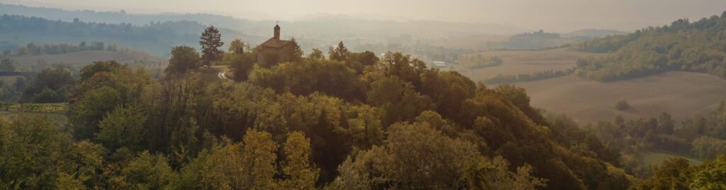 Le colline del Monferrato con la chiesetta di San Carlo