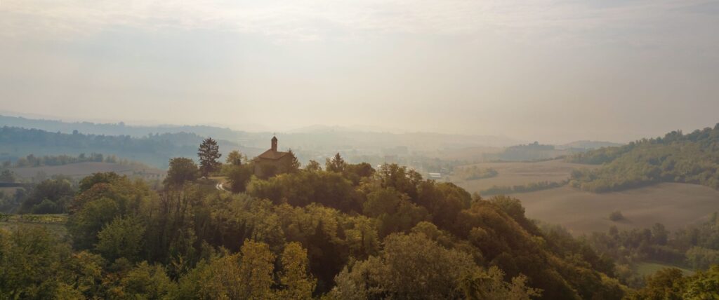 Le colline del Monferrato con la chiesetta di San Carlo.